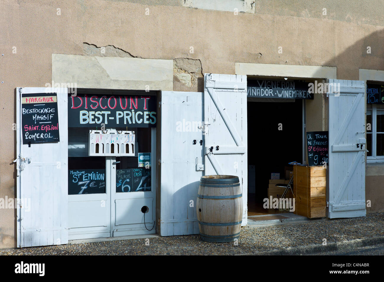 Sconto commercianti di vino vigneron shop in rue Guadet Saint Emilion nella regione dei vini di Bordeaux di Francia Foto Stock