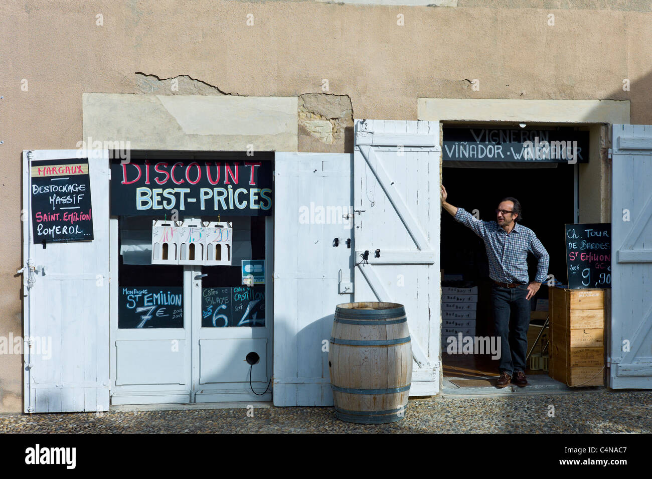 Patrono Didier Lambert a sconto commercianti di vino vigneron shop in rue Guadet Saint Emilion, Bordeaux Regione del Vino della Francia Foto Stock