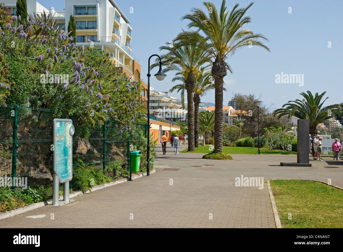 Persone turisti visitatori a piedi lungo la passeggiata tra il Lido e Praia Formosa Funchal Madeira Portogallo UE Europa Foto Stock