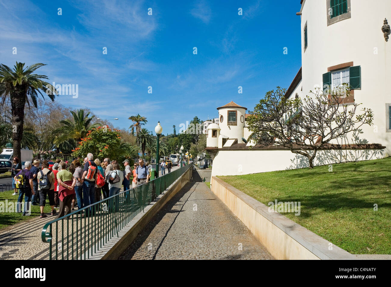 Visitatori turisti persone in visita guidata fuori dal Palacio de Sao Lourenco Funchal Madeira Portogallo EU Europa Foto Stock