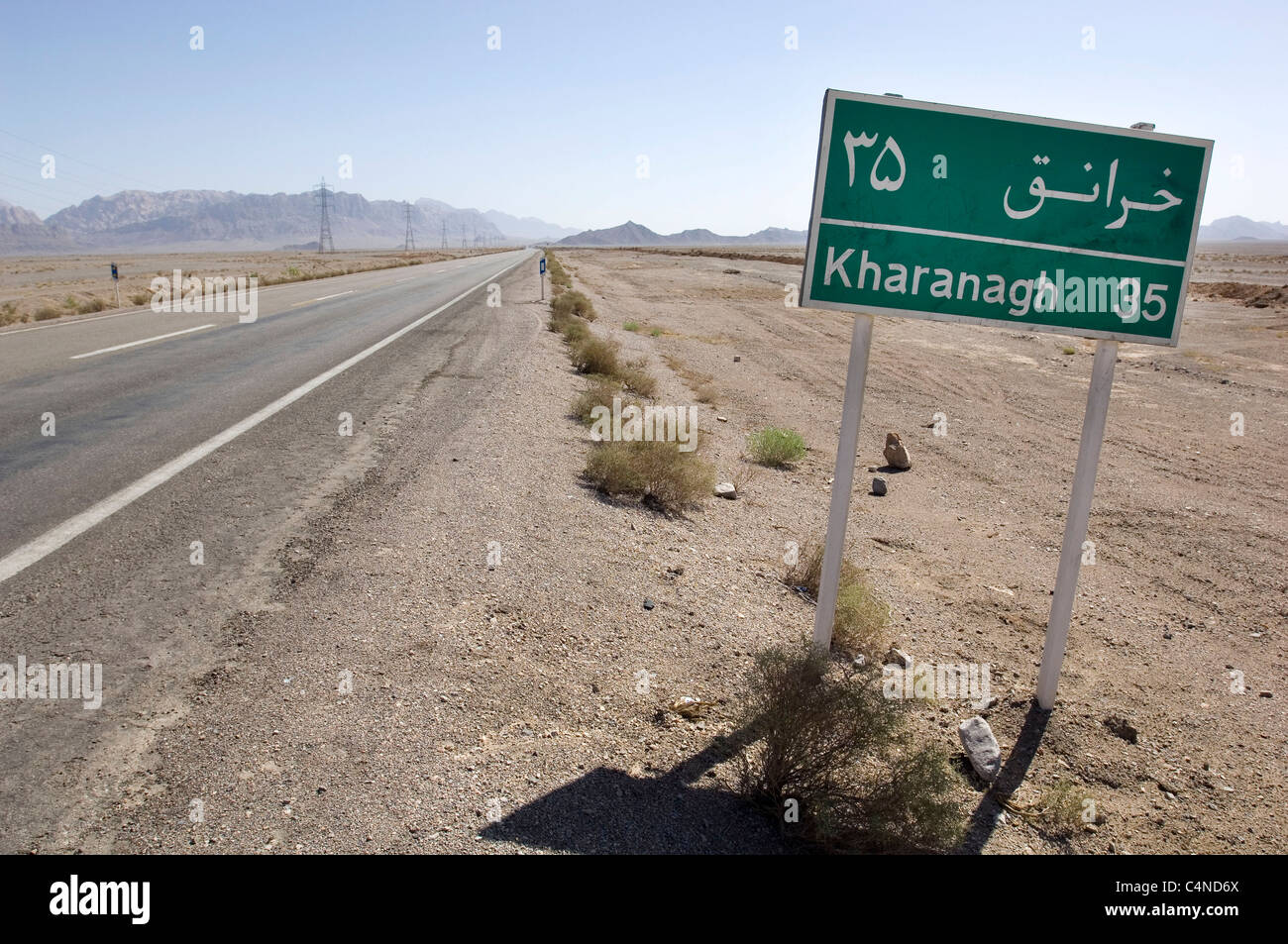 Cartello stradale nel deserto tra Yazd e Kharanagh, Iran Foto Stock