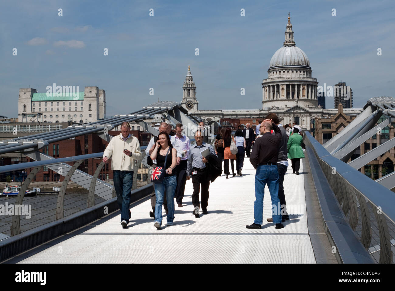 La gente che camminava sul Millennium Bridge, London, England, Regno Unito Foto Stock