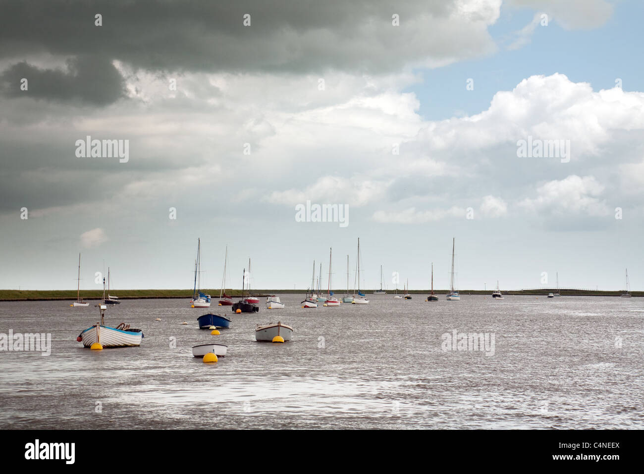 Regno Unito Seascape; yacht ormeggiati sulla costa di Suffolk a Orford , Suffolk, Regno Unito Foto Stock