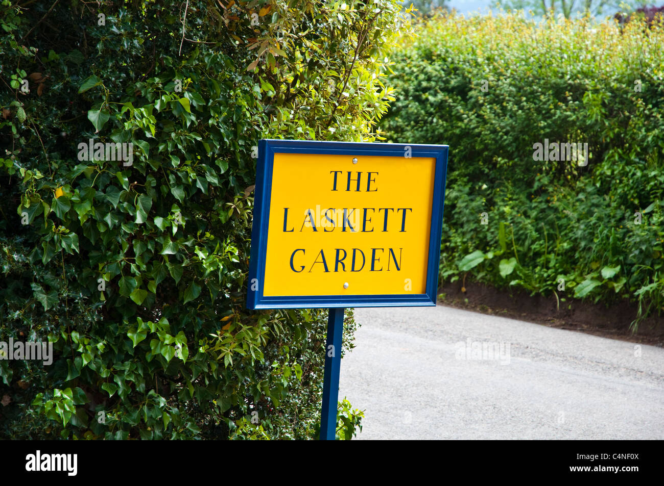 Il giardino Laskett - l'entrata segno per il giardino molto di betulla, Herefordshire, UK. Foto Stock