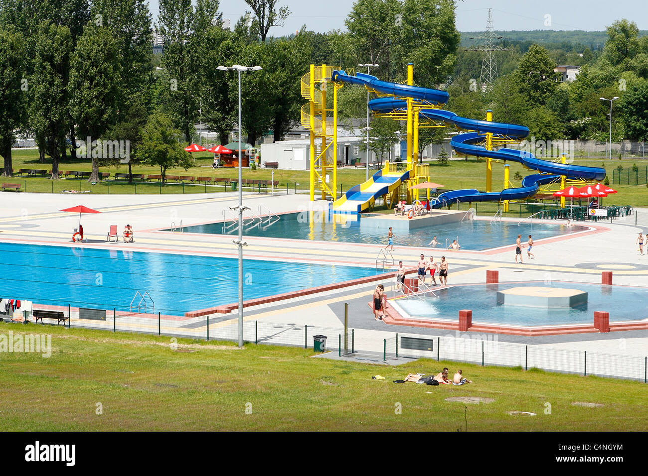 Piscina all'aperto con scivolo d'acqua. Foto Stock