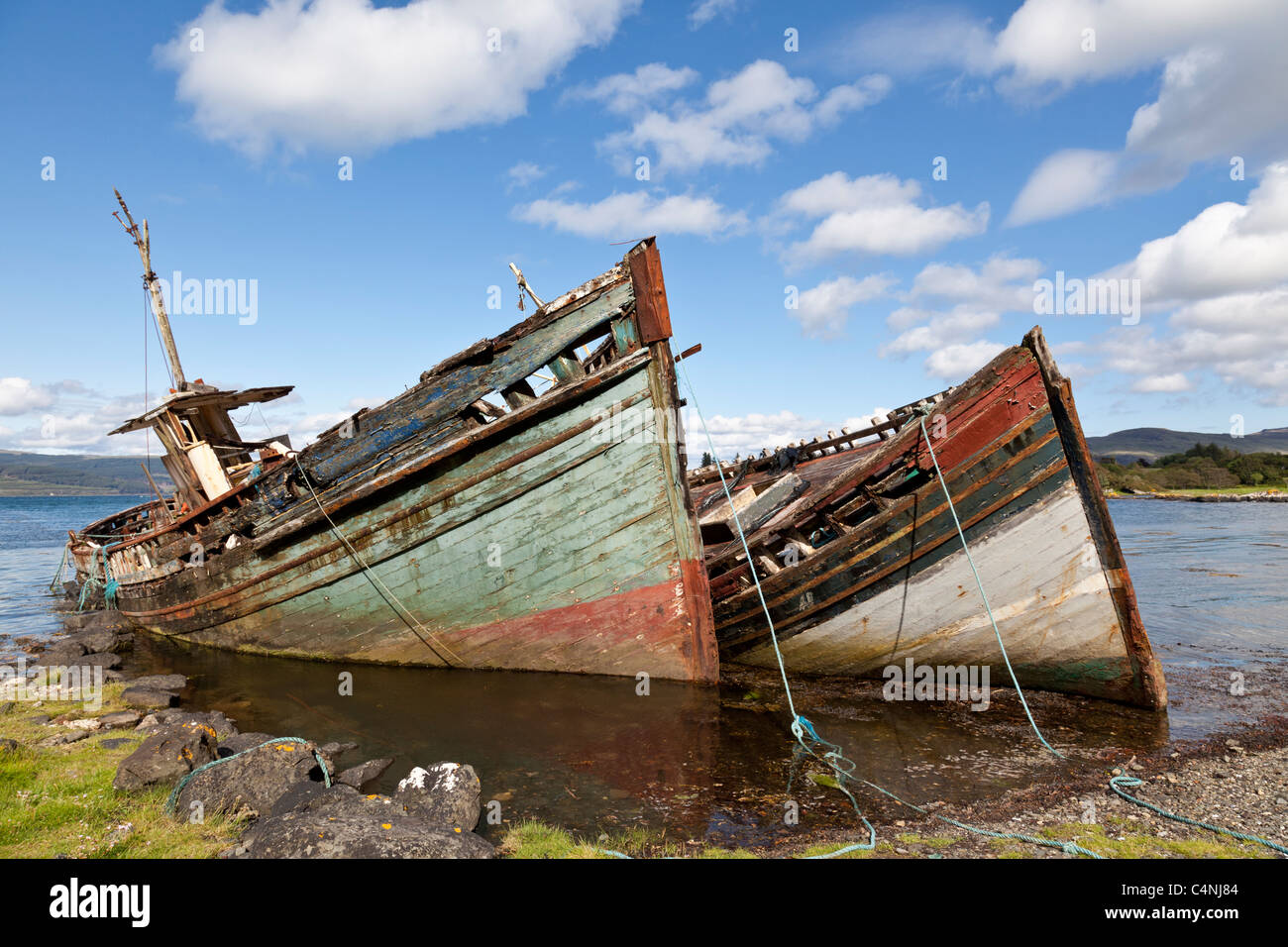 Abbandonate le barche da pesca, Salen Aros, Mull, Scozia Foto Stock