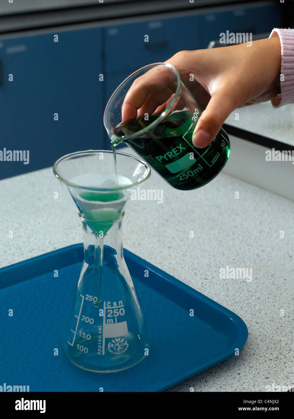Imbuto filtrante essendo utilizzato per filtrare una miscela Foto Stock