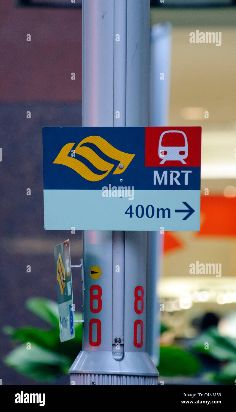 Singapore MRT segno su Orchard Road. MRT è la massa del trasporto ferroviario in generale il sistema della metropolitana di Singapore Foto Stock