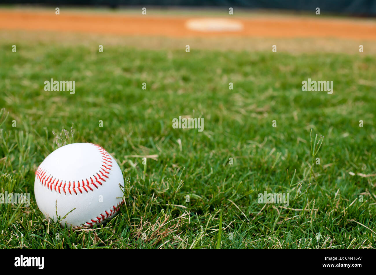 Il baseball sul campo con base fuori campo lato e in background. Foto Stock