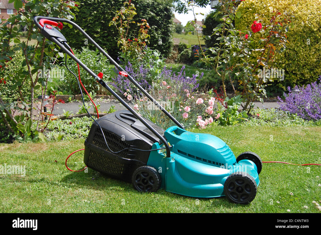 Tosaerba in inglese giardino estivo Foto Stock