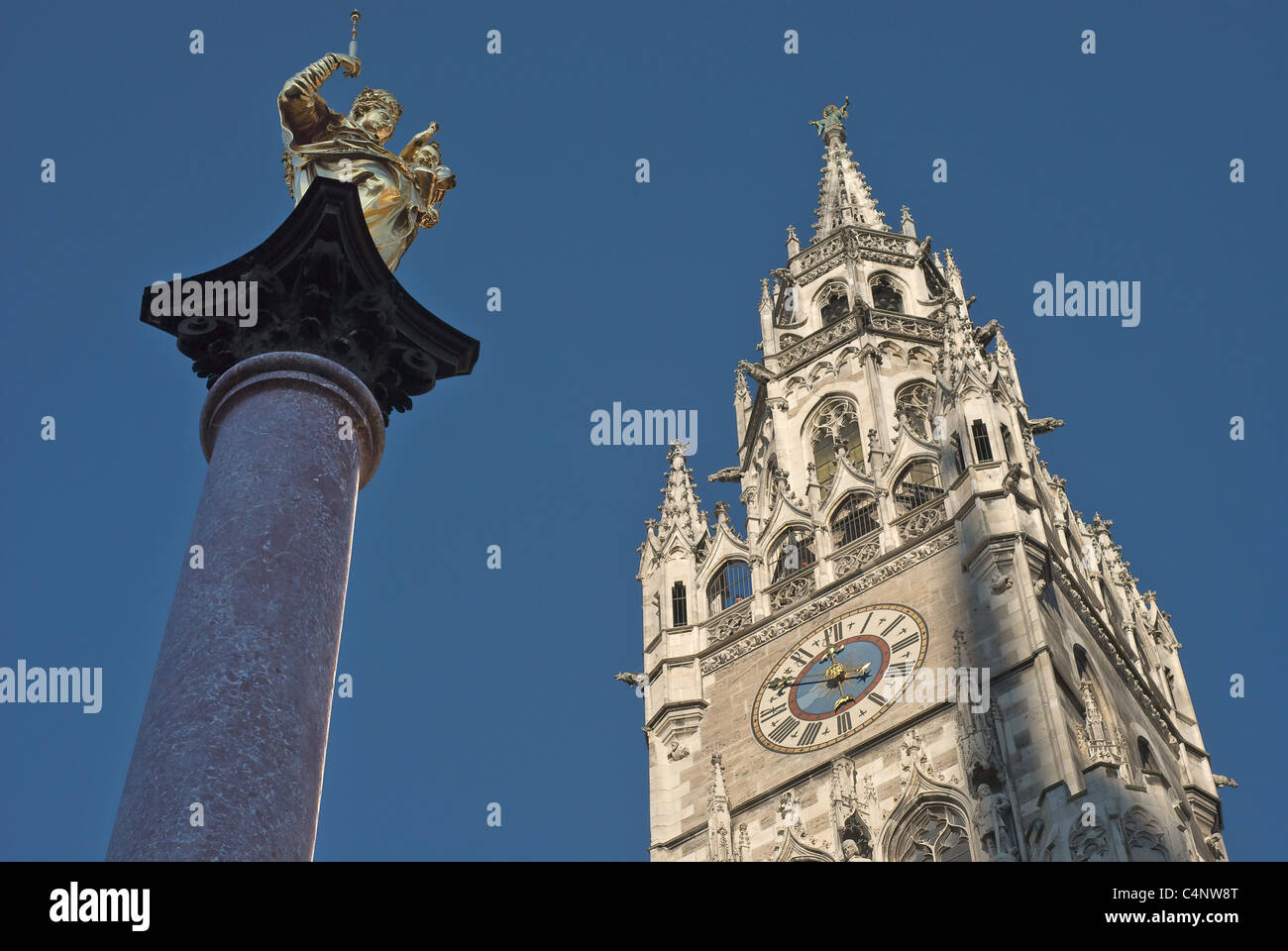 Marienplatz e il Rathaus con Maria la colonna Foto Stock