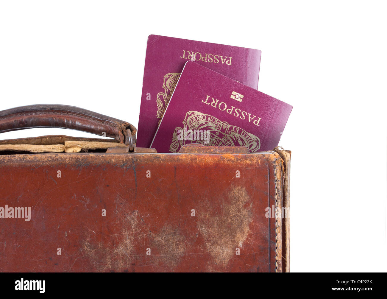Valigia isolato con passaporti su sfondo bianco Foto Stock
