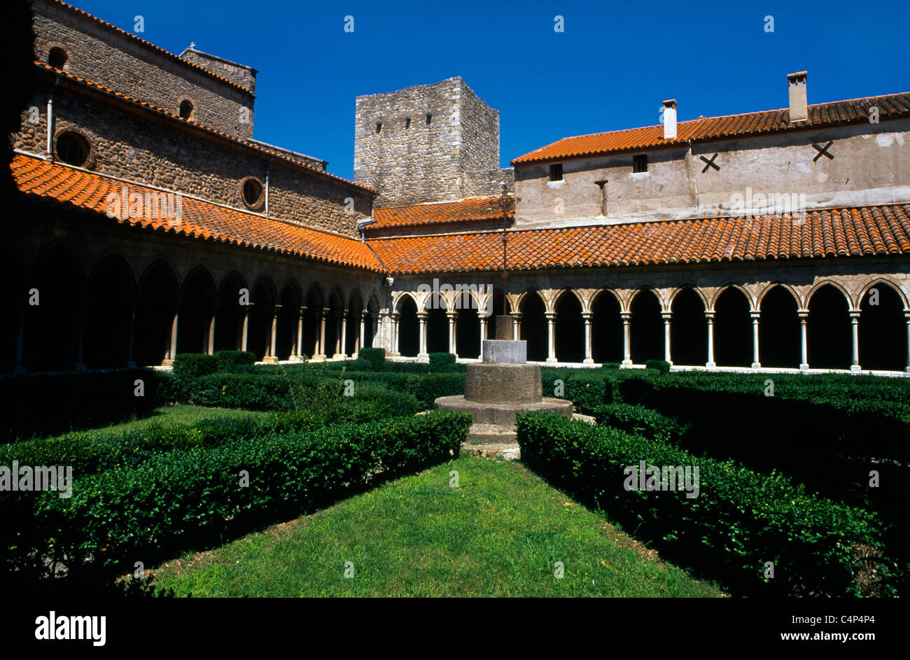 Arles-Sur-Tech Francia Linguadoca Rossiglione Abbaye Sainte-Marie D'Arles-Sur-Tech chiostri e giardino Foto Stock