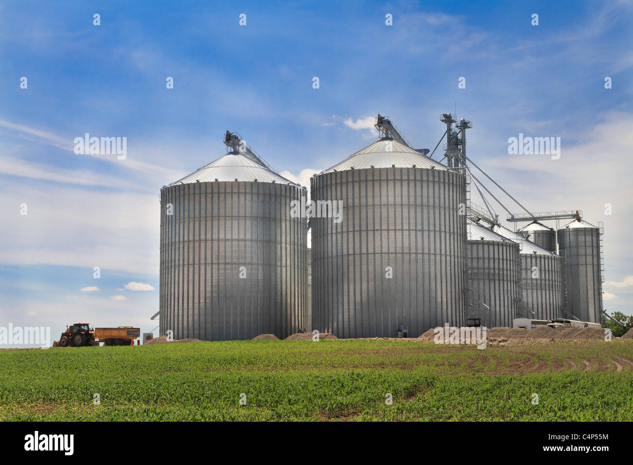 Vista di un moderno silo metallico Foto Stock