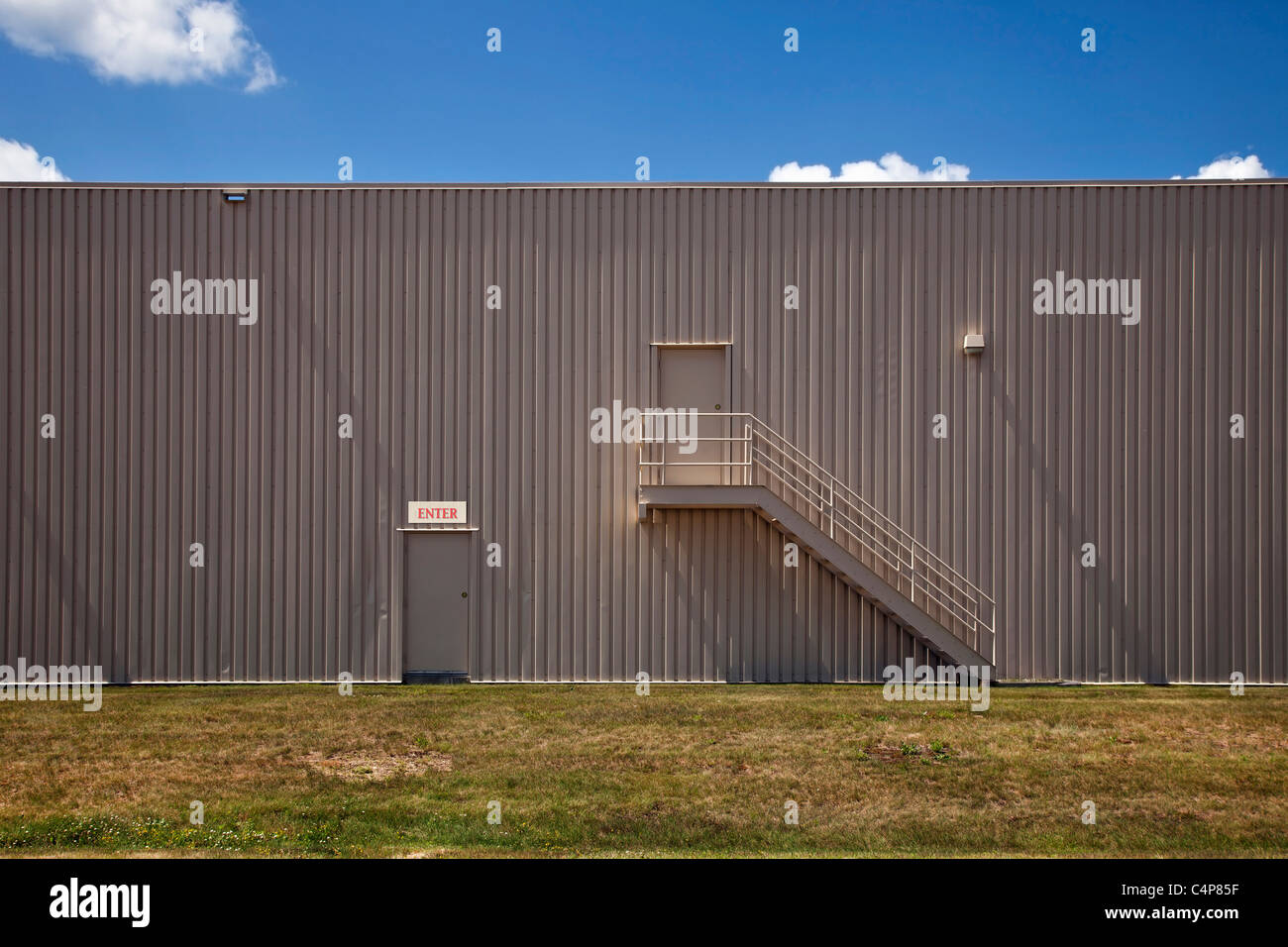 Due piani di edificio industriale rivestito in alluminio schierata Foto Stock