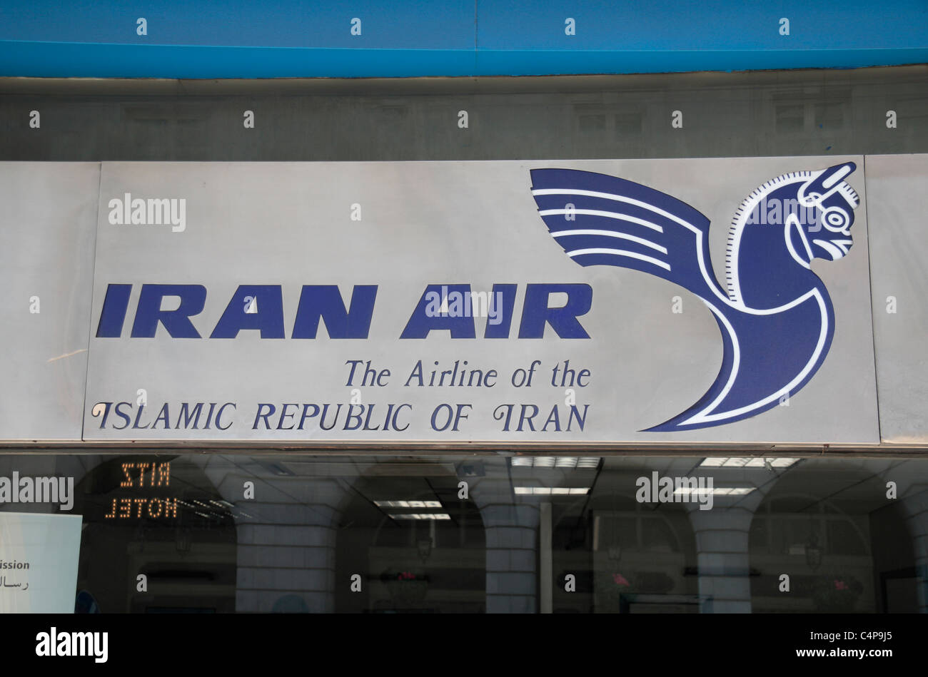 L'Iran Air, la compagnia aerea della Repubblica Islamica dell Iran, il logo segno sopra il negozio di Piccadilly, Londra, Regno Unito Foto Stock