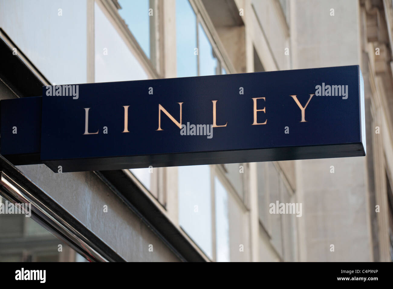 Segno sopra l ingresso del Linley (David Linley) designer furniture store, Piccadilly, Inghilterra. Foto Stock
