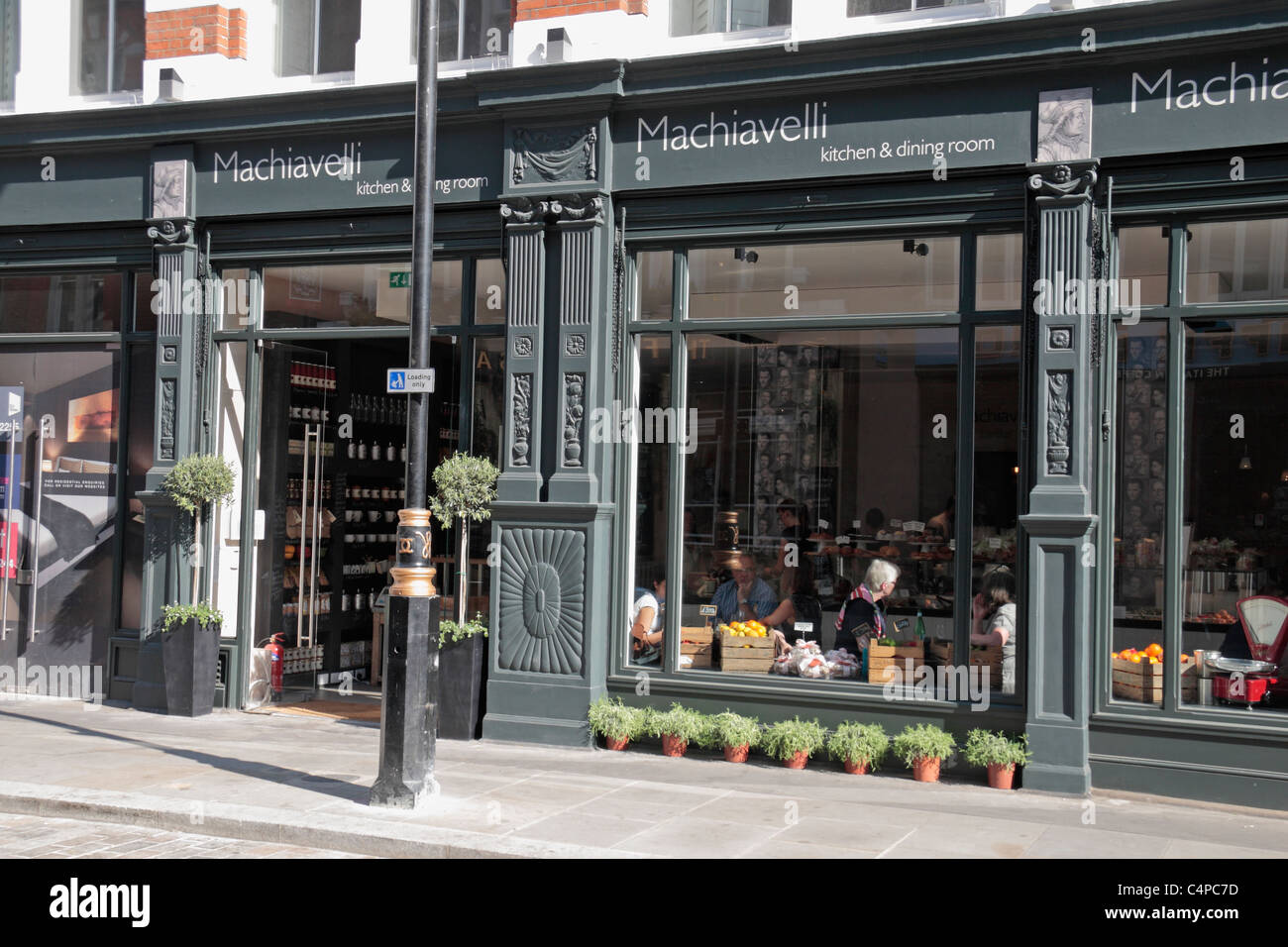 La parte anteriore del Machiavelli, un tutto il giorno caffè italiano e il ristorante in Long Acre, Covent Garden, Londra, Regno Unito. Foto Stock