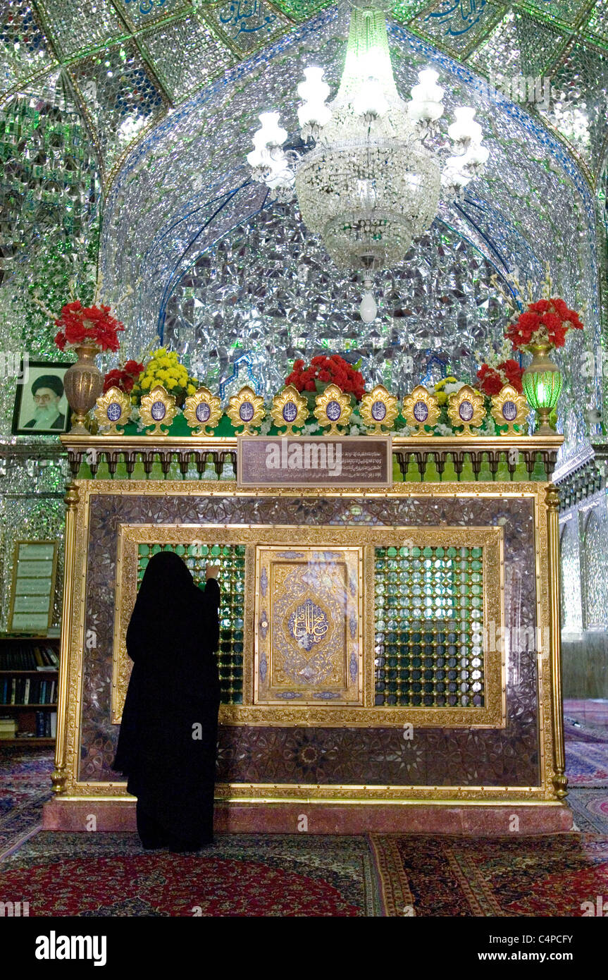 Donna iraniana pregare presso l Imam Zadeh-ye Ali Ebn-e Hamze moschea di Shiraz, Iran Foto Stock