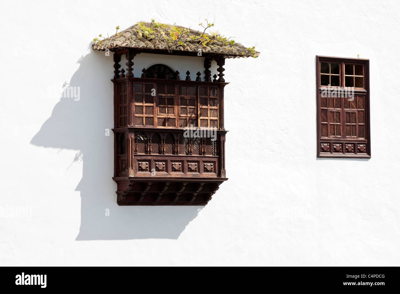 Tipico vecchio balcone in legno e finestre con persiane in parete whitwashed in Icod de Los Vinos Tenerife Canarie Spagna Foto Stock