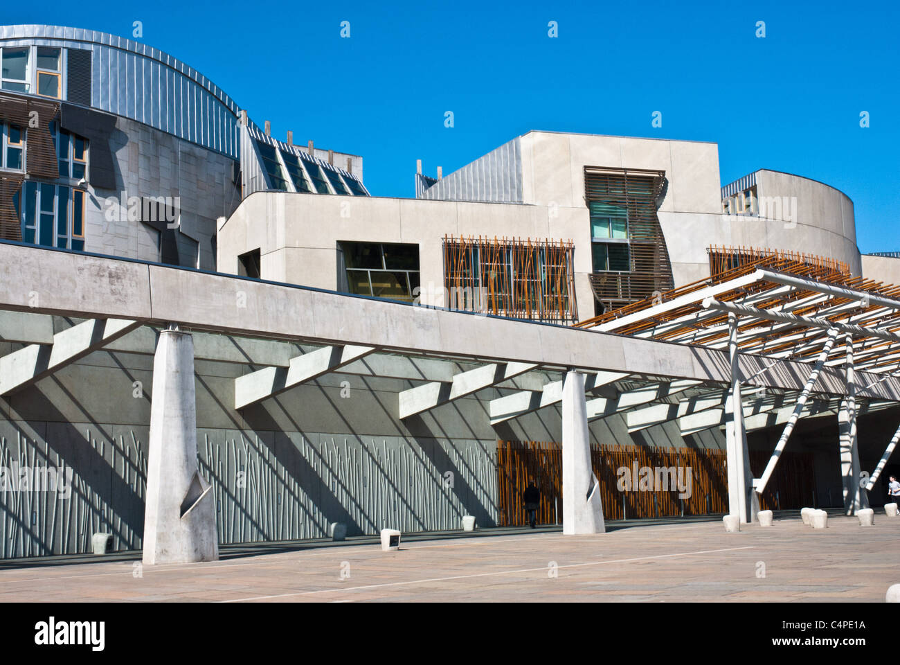 Il parlamento scozzese di Edimburgo. suggestiva ed innovativa architettura per una devoluto in Scozia. Colori luminosi e cielo blu chiaro. Foto Stock