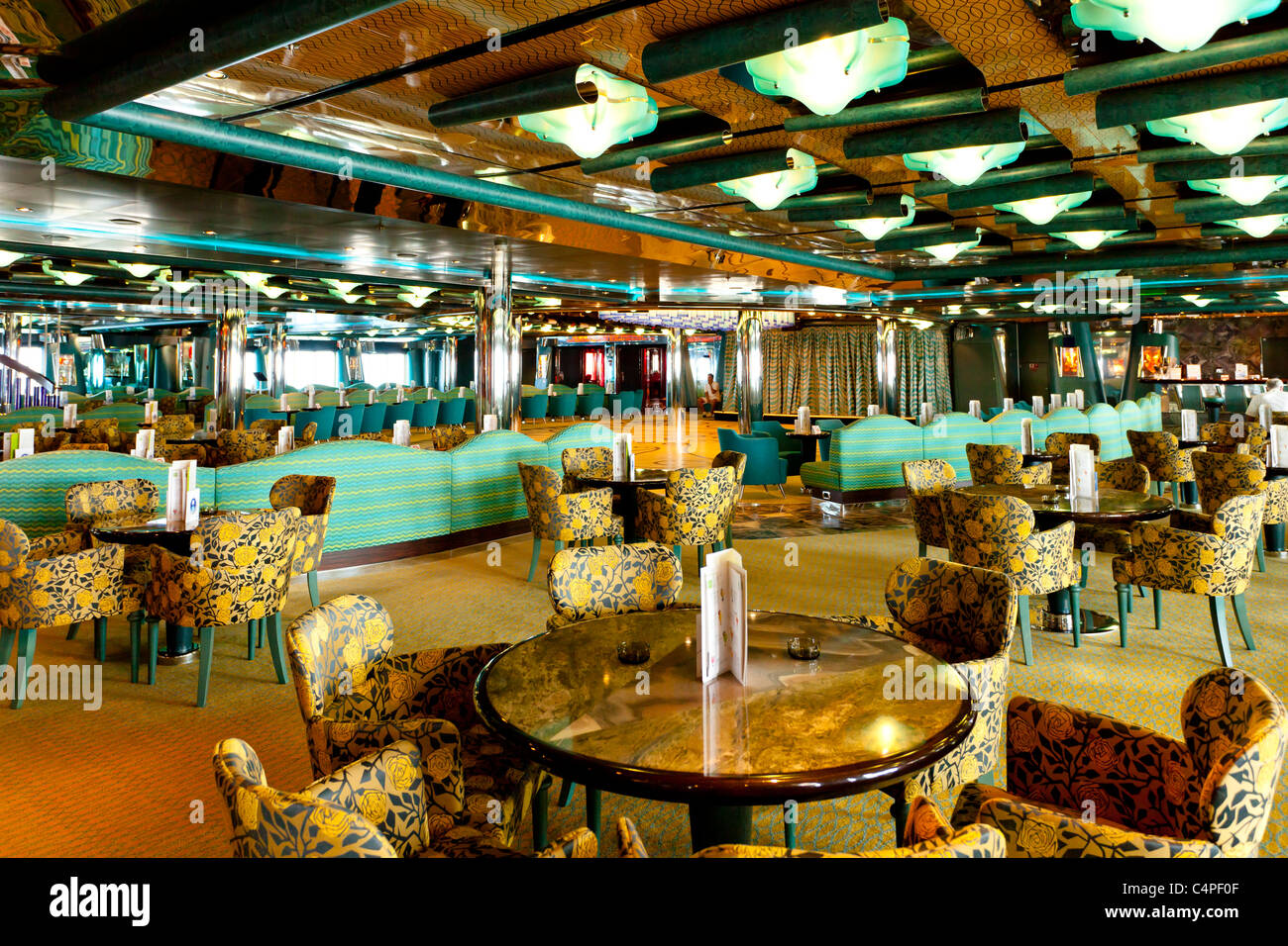 Un locale da ballo lounge sulla Costa Deliziosa nave di crociera. Foto Stock