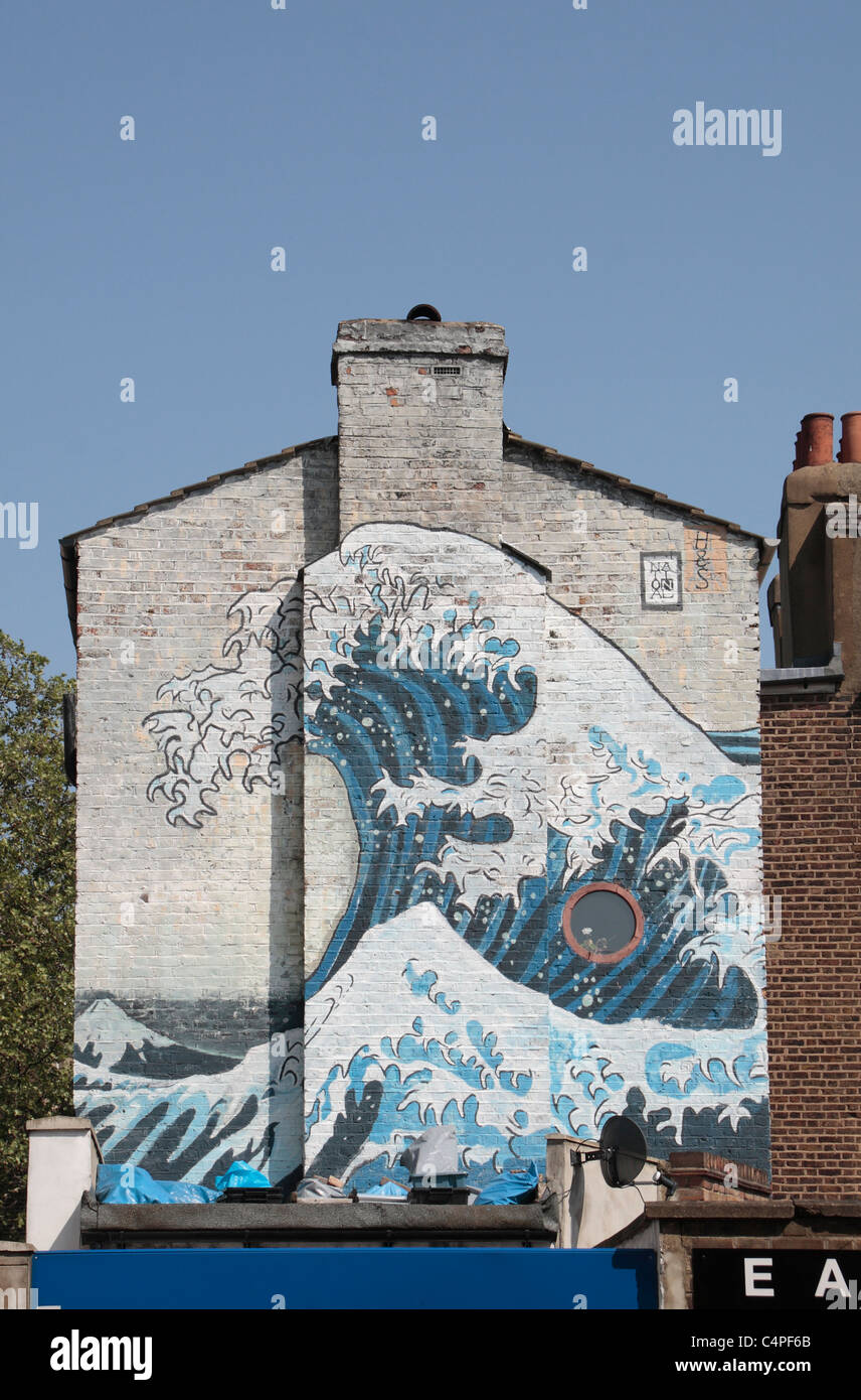 Un murale sul lato di una casa a Camberwell, Londra del sud in grande stile delle onde, da Katsushika Hokusai. Foto Stock