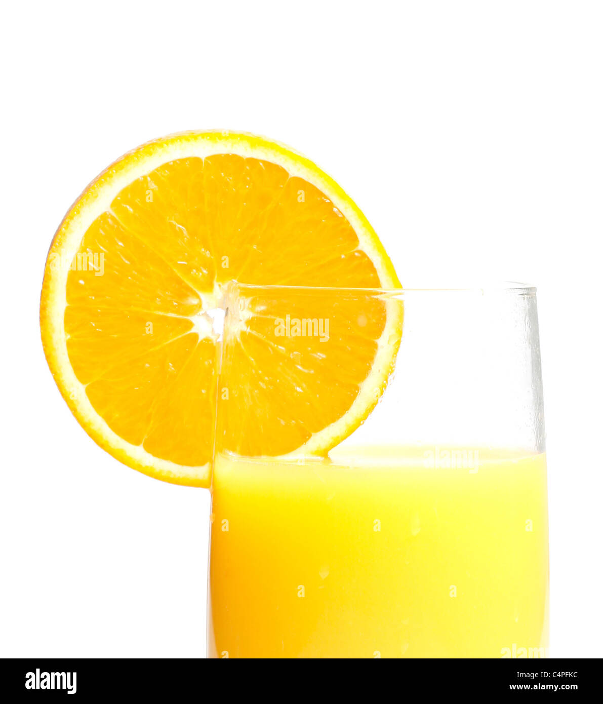 Freschi e deliziosi succhi di arancia isolato su bianco Foto Stock