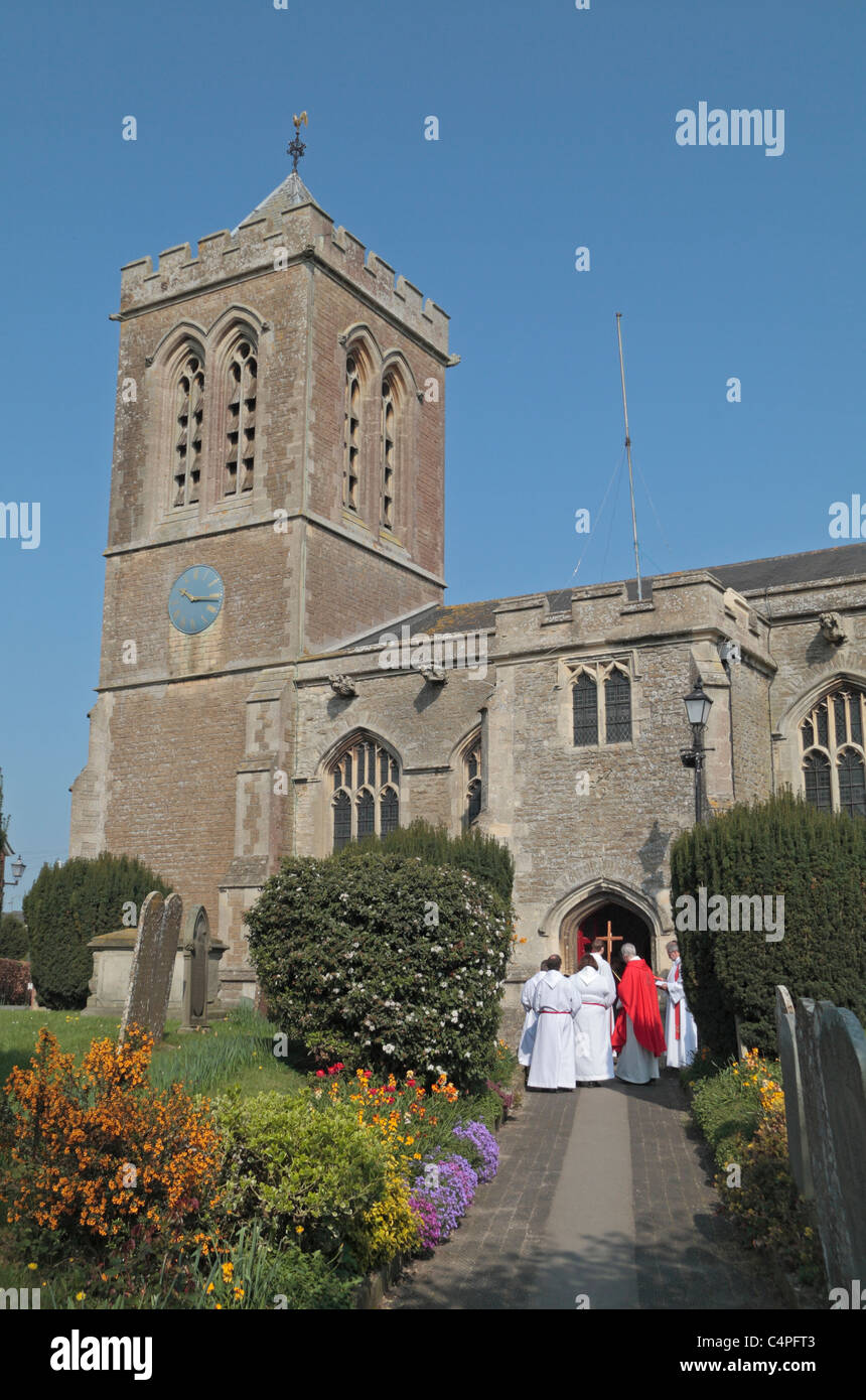 Vicario e alterano i ragazzi per entrare in San Bartolomeo e di tutti i santi della Chiesa Royal Wootton Bassett, Wiltshire, Inghilterra, Regno Unito. Foto Stock