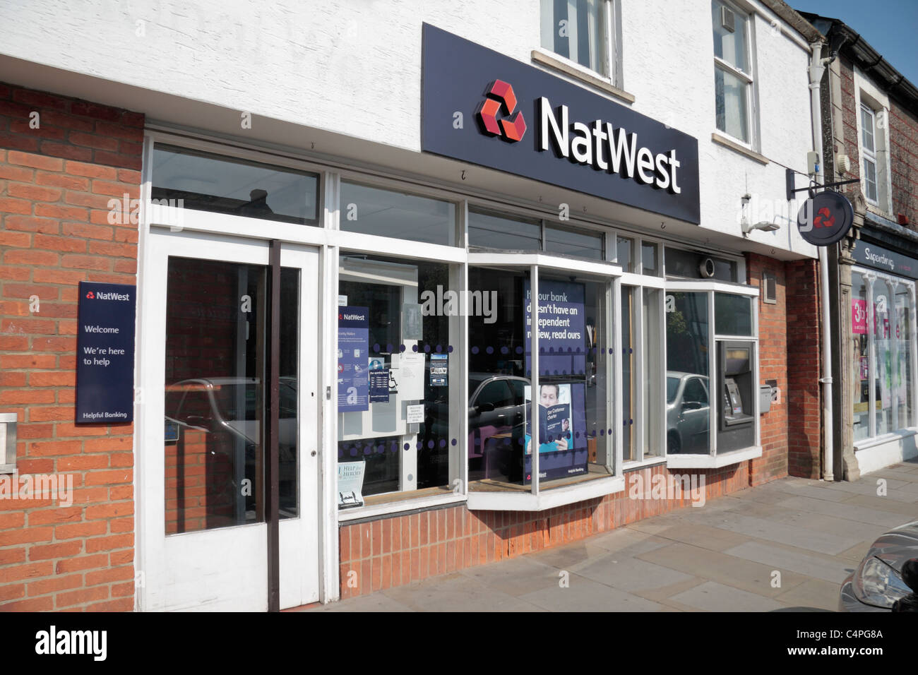 La NatWest bank branch nel piccolo villaggio di Wiltshire del Royal Wootton Bassett, Inghilterra, Regno Unito. Foto Stock