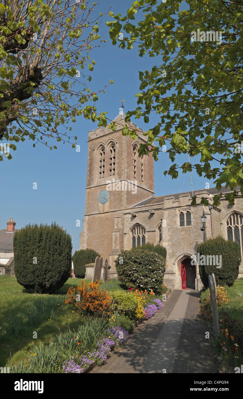 San Bartolomeo e tutti i Santi chiesa nel piccolo villaggio di Wiltshire del Royal Wootton Bassett, Inghilterra, Regno Unito. Foto Stock