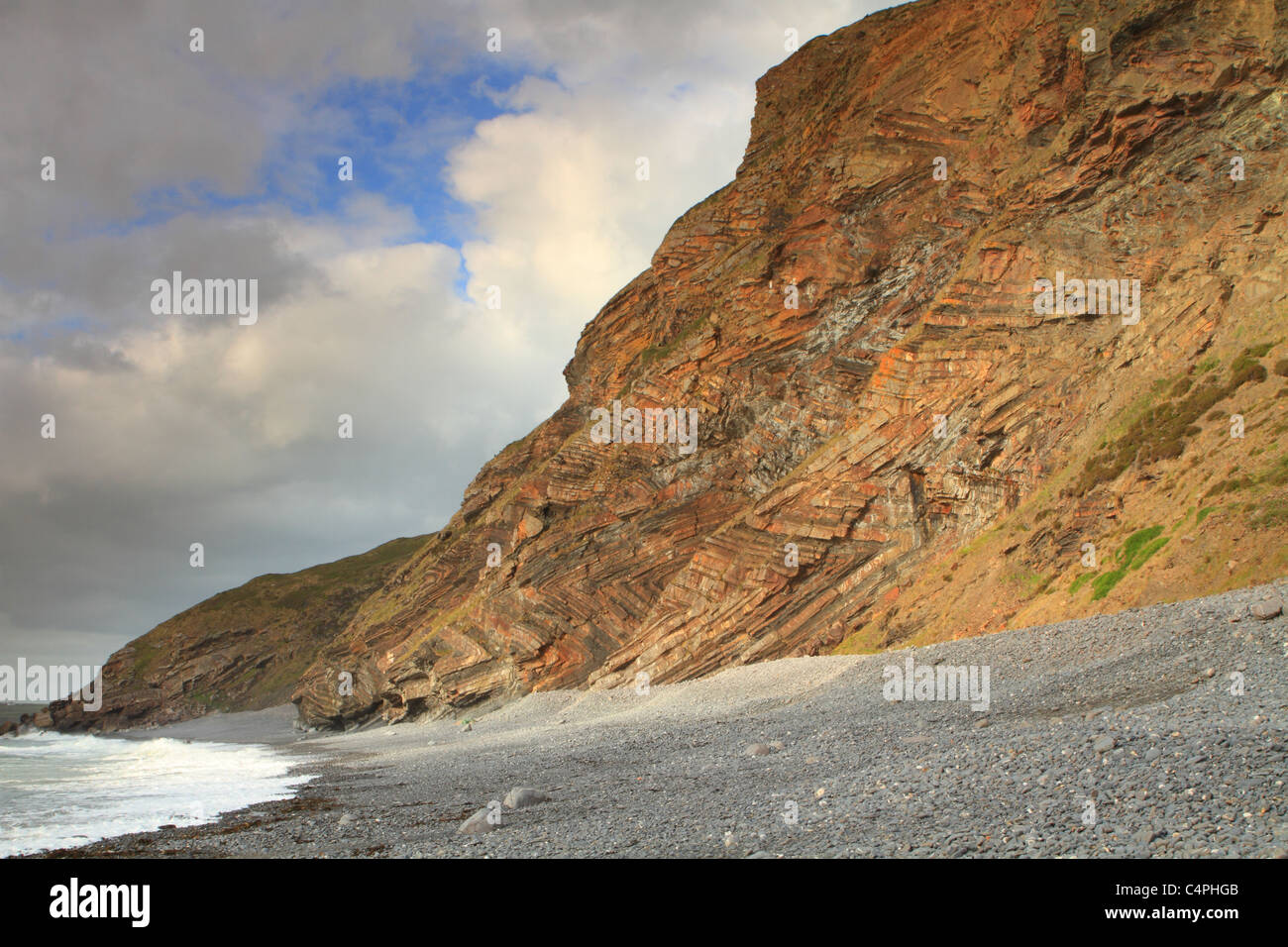 Spiaggia a Millook Haven con scogliere di interesse geologico, North Cornwall, England, Regno Unito Foto Stock