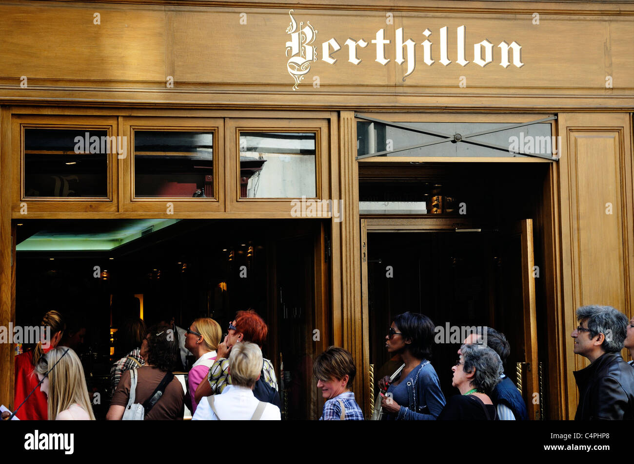 Le persone in fila al glacè Berthillon negozio a Parigi Foto Stock