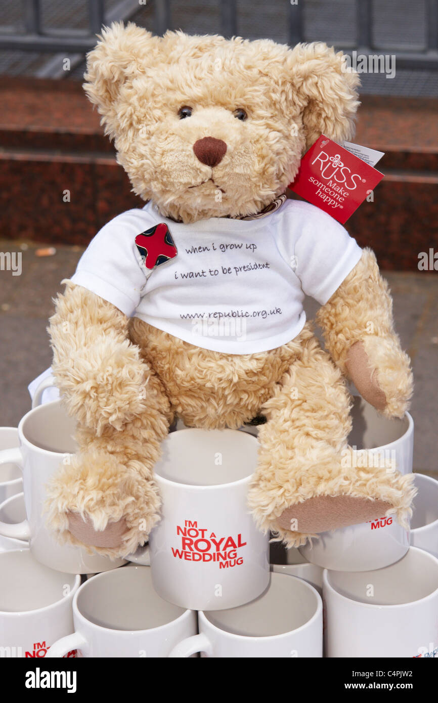 Royal Wedding 2011: Anti Royal Wedding memorabilia in vendita presso il non il Royal Wedding Street Party Foto Stock