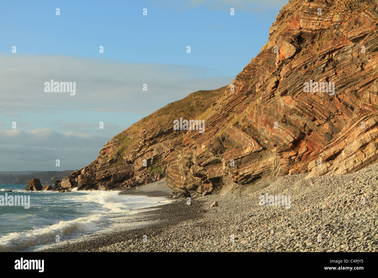 Spiaggia a Millook Haven con scogliere di interesse geologico, North Cornwall, England, Regno Unito Foto Stock