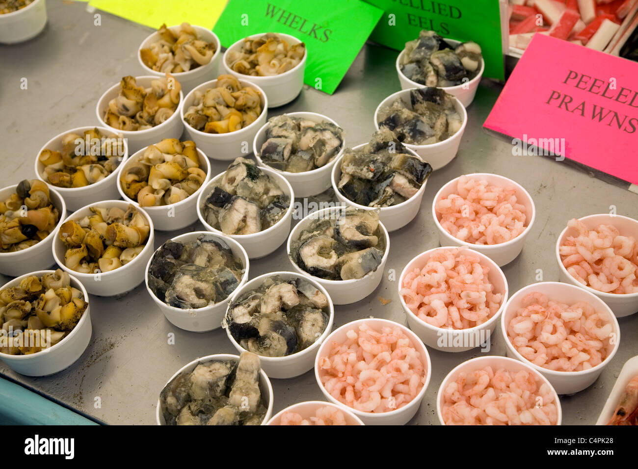 Display pescivendolo di varietà di frutti di mare sulla vendita Foto Stock