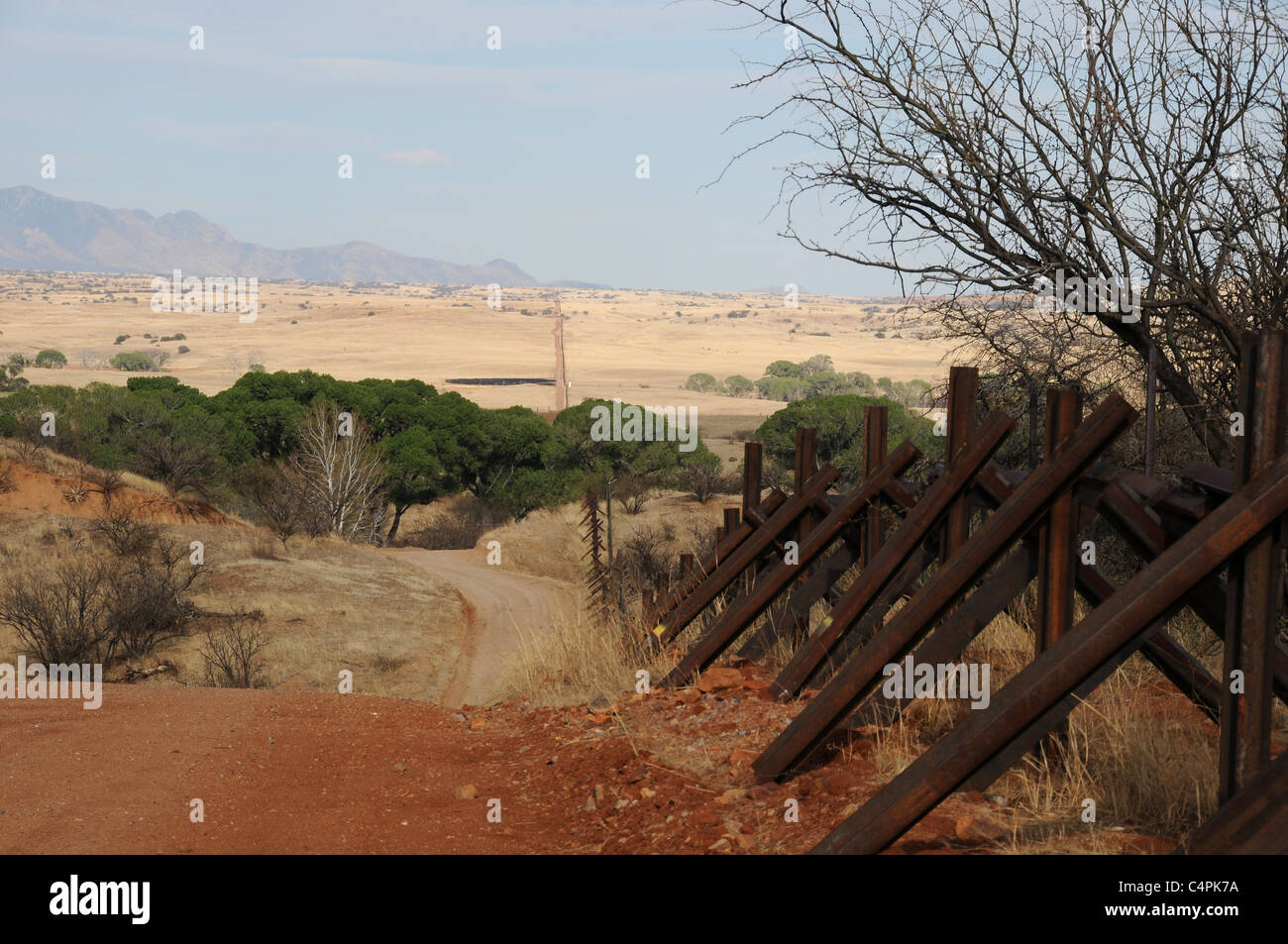 I fori tagliati nel recinto al confine messicano tra Sonora e Lochiel, Arizona, Stati Uniti d'America, un ex funzionario di port-di-voce. Foto Stock