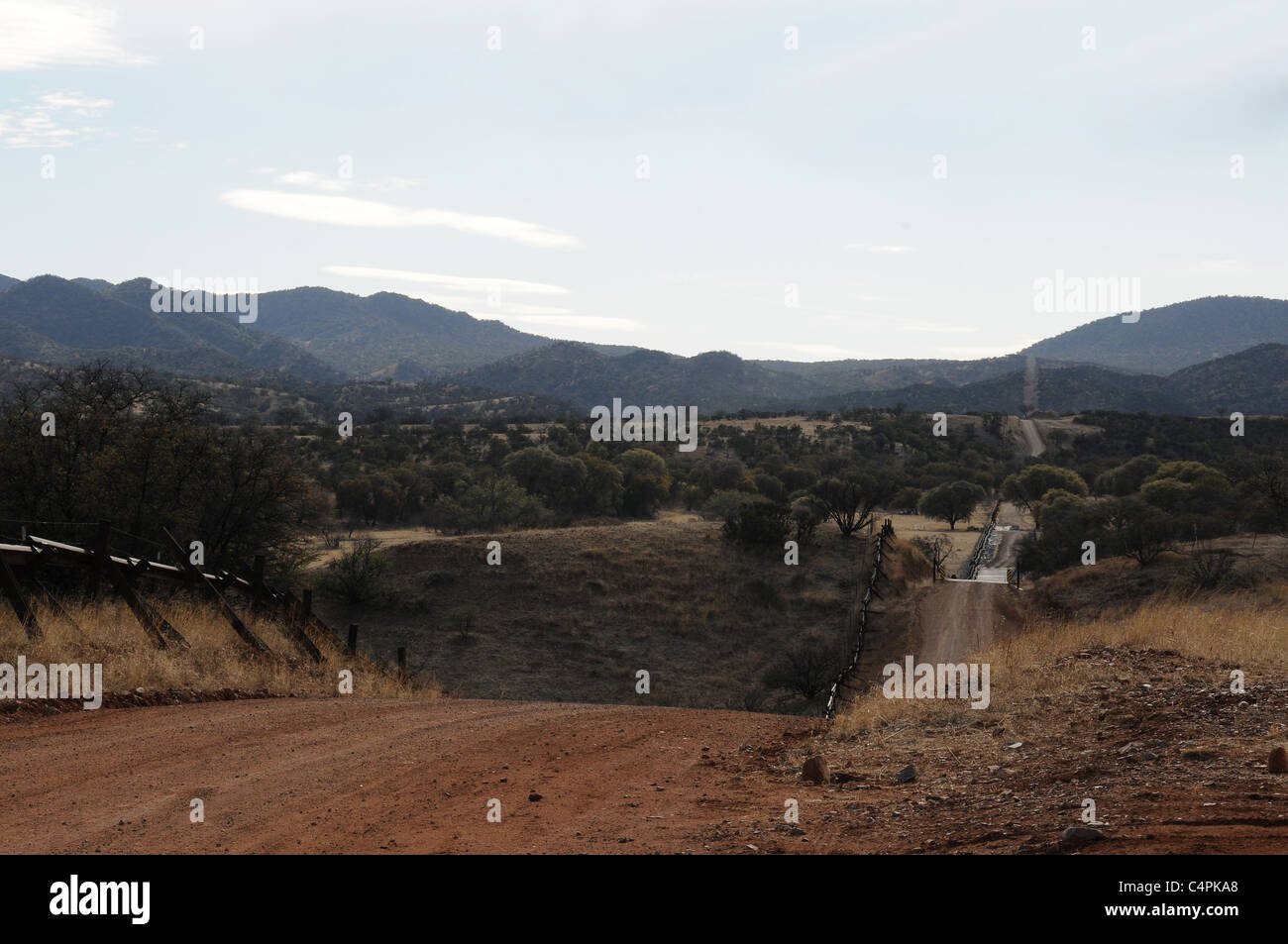 I fori tagliati nel recinto al confine messicano tra Sonora e Lochiel, Arizona, Stati Uniti d'America, un ex funzionario di port-di-voce. Foto Stock