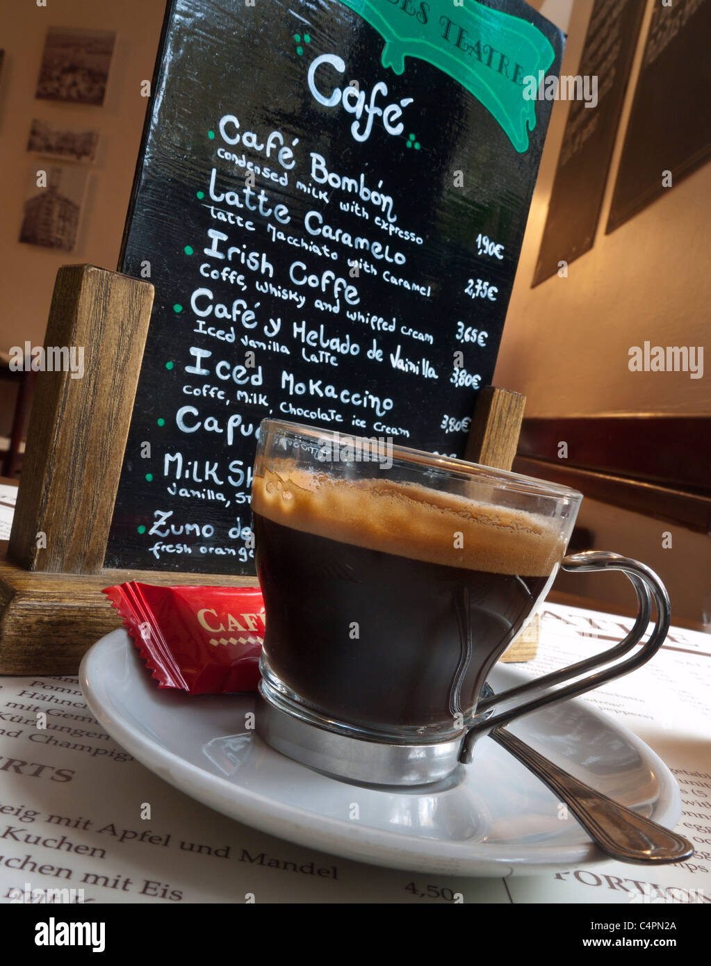 CAFFÈ CAFÉ BLACKBOARD MENU caffè espresso sul tavolo del ristorante con menu caffè dietro Palma Mallorca Spagna Foto Stock