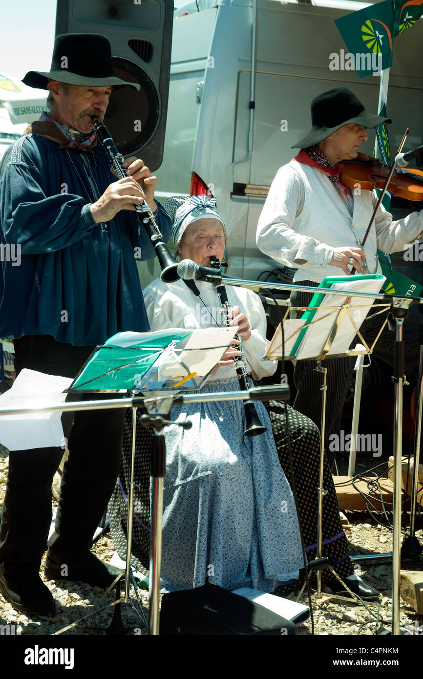 Tradizionalmente i musicisti in costume in Lozère folklore group eseguire in corrispondenza di una zona rurale fête Foto Stock