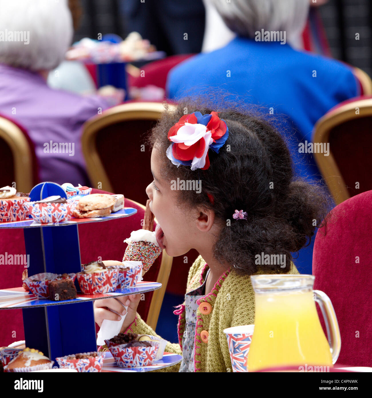 Il Primo Ministro David Cameron e sua moglie Samatha ospitare un Royal Wedding Street Party al di fuori del numero 10 di Downing Street. Foto Stock