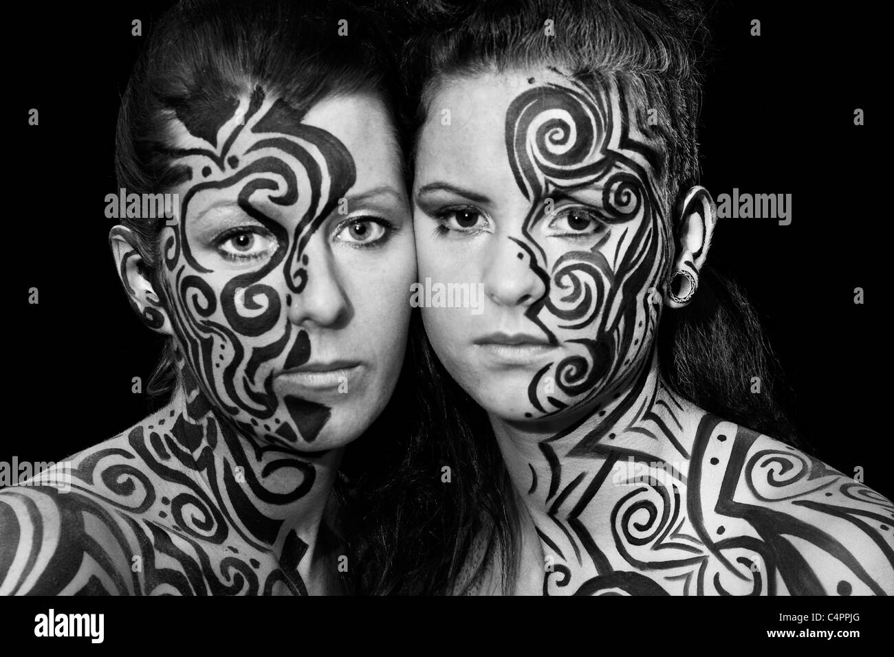 Tribal style make up sui calciatori femmina faces.immagine in bianco e nero.Il formato orizzontale. Foto Stock