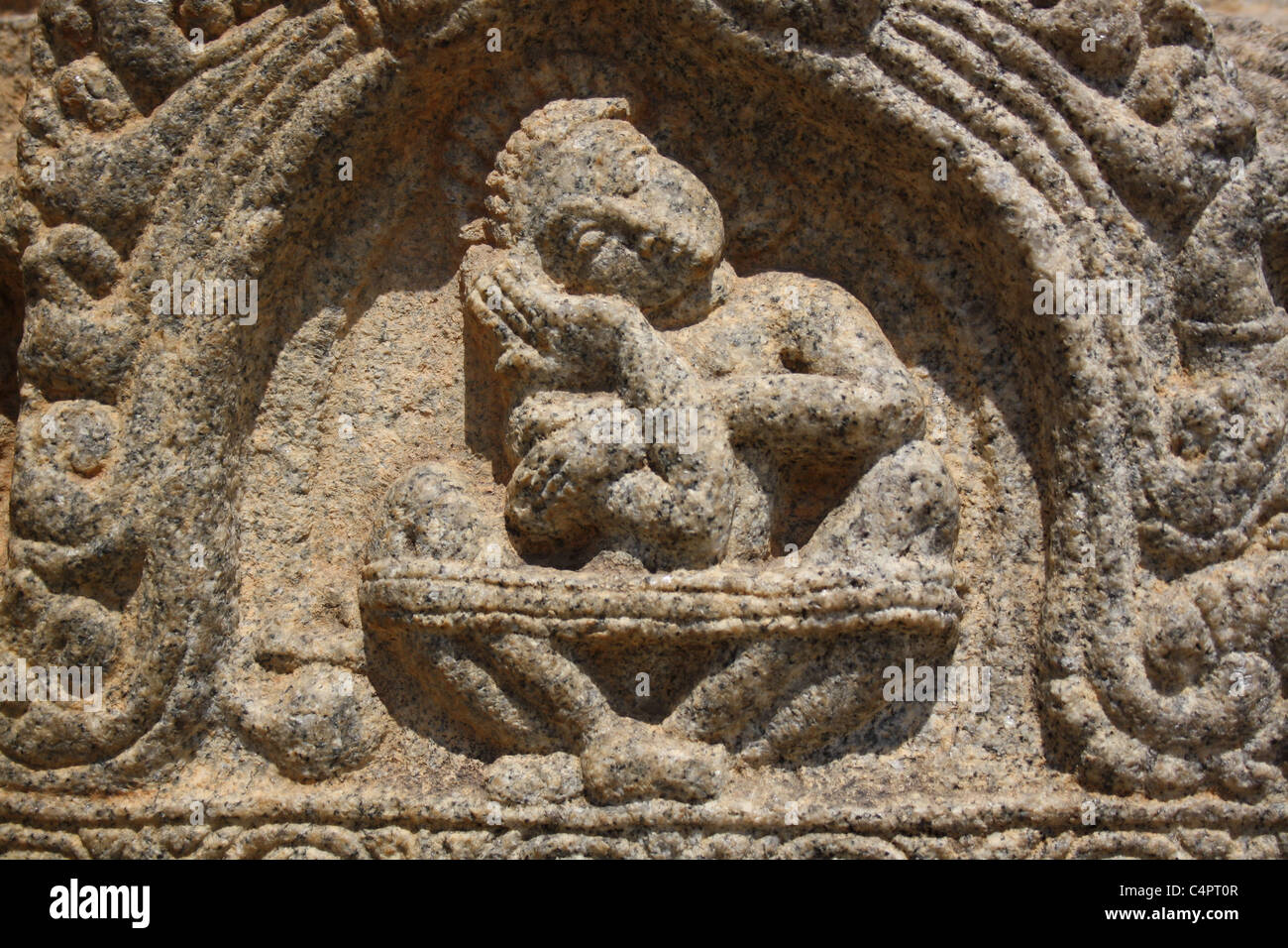Il Buddha,dio indù tagliati in pietra,bassorilievo di Hampi rovine India. Foto Stock