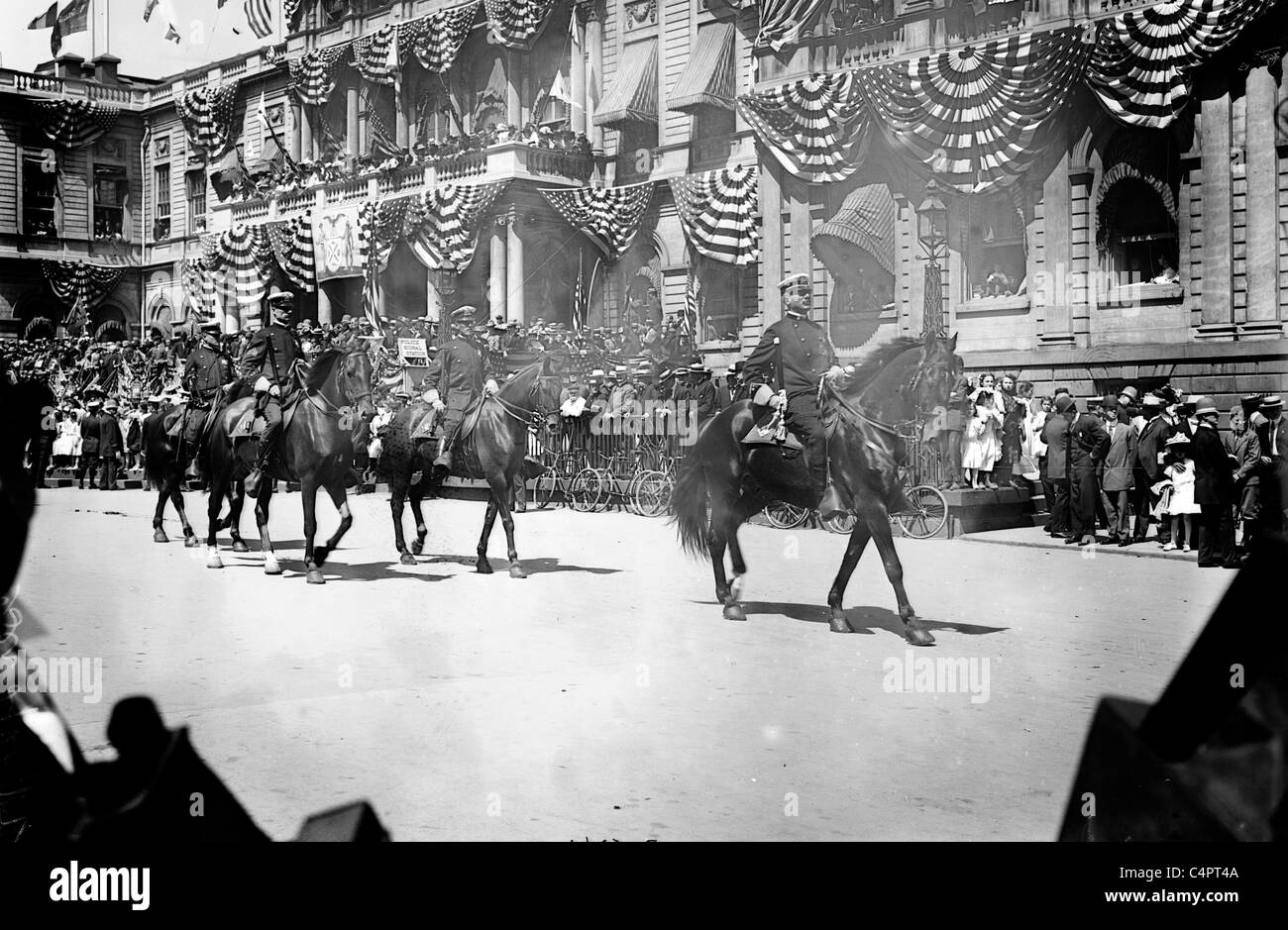 Gli atleti olimpici Reception, Insp. Schmittberger montato, seguita da altri poliziotti montati prima di City Hall di New York. 1908 Foto Stock