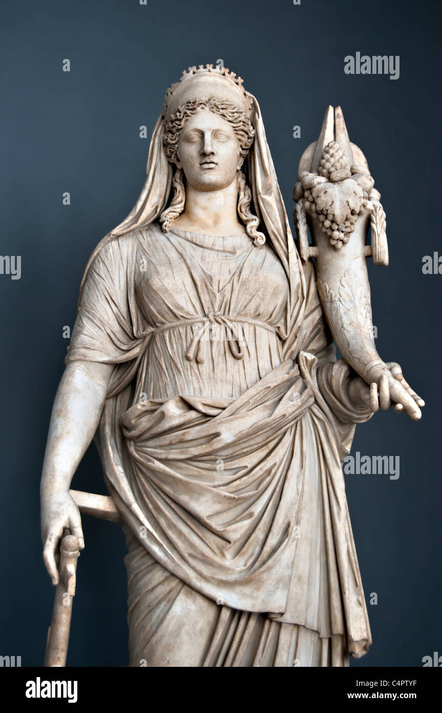 Statua in marmo di Fortuna- dea romana della fortuna e la personificazione di buona fortuna - Braccio Nuovo, Musei Vaticani, Italia Foto Stock