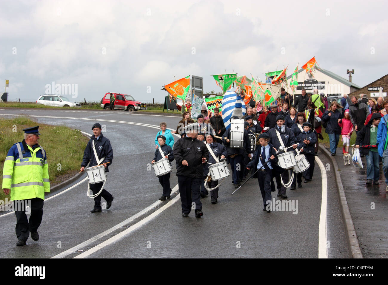 Villaggio Flash 2011 Teiera annuale parata guidato da 5 porri e distretto Scout e nastro di guida Foto Stock