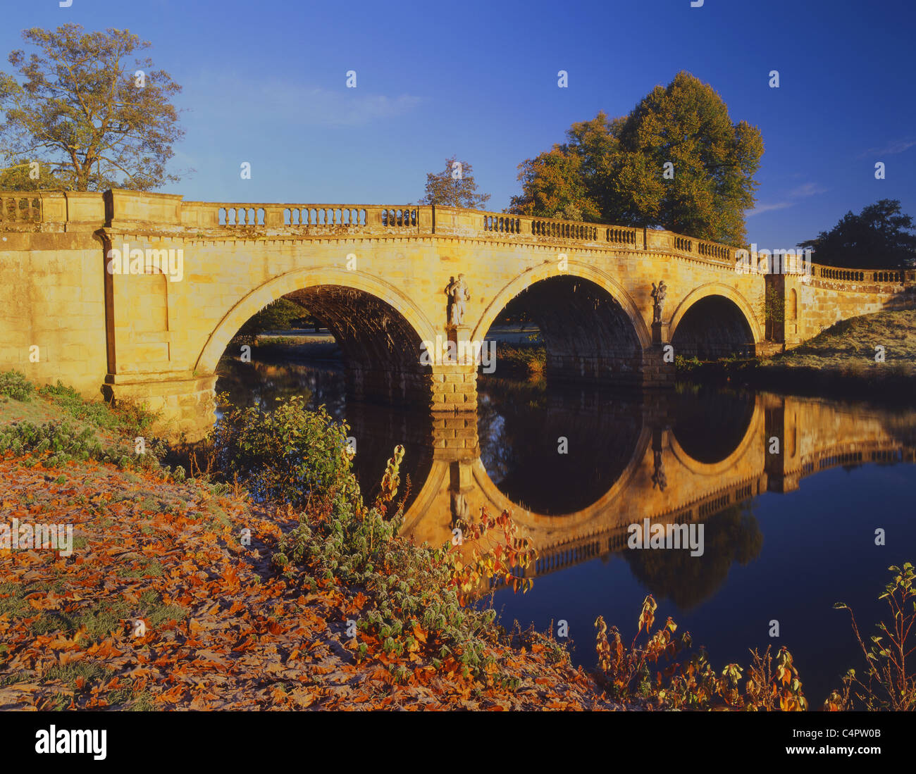 UK,Derbyshire,Peak District,Chatsworth Park,Queen Mary's Bower Bridge & Fiume Derwent Foto Stock