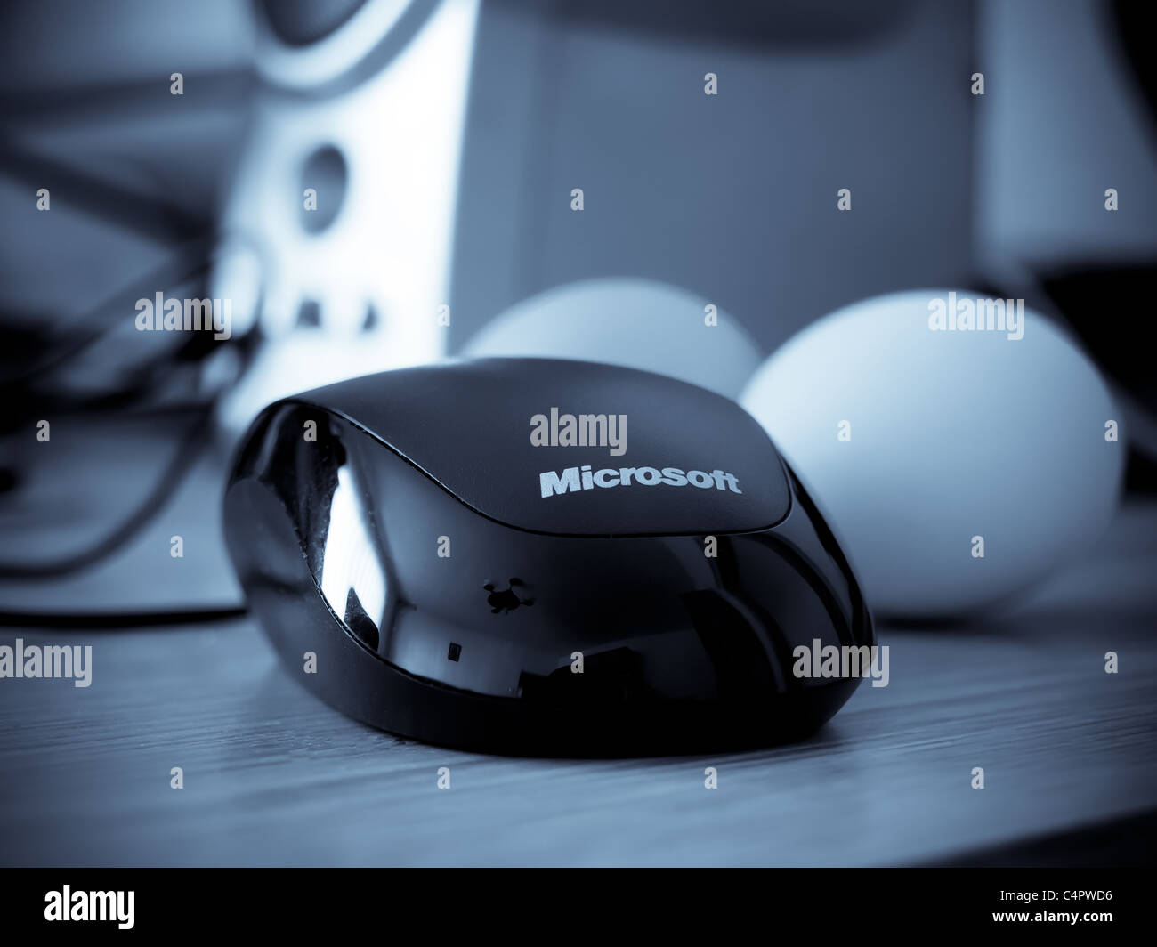 Microsoft mouse vicino ad alcune uova su una scrivania in blue tech luce. Foto Stock