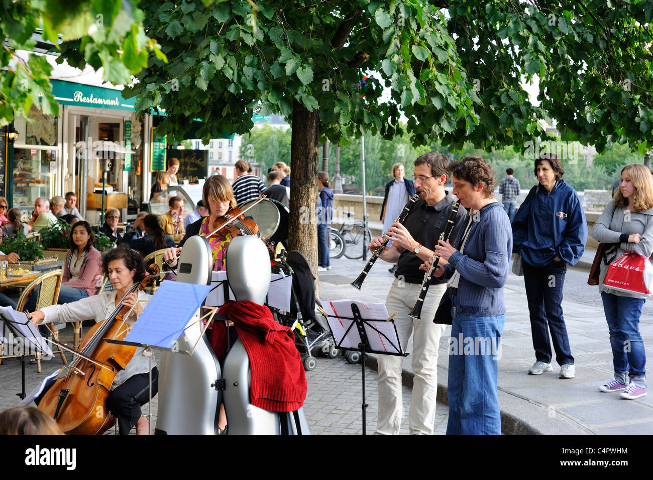 Parigi, Francia, francesi che suonano musica alla Giornata Mondiale della Musica 2011 all'Ile Saint Louis Foto Stock