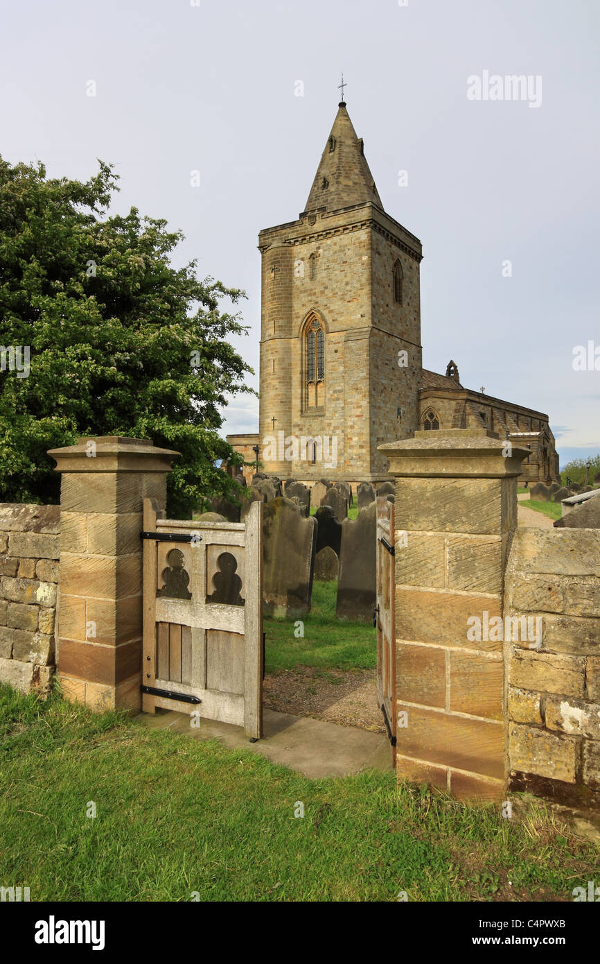 St Oswald la chiesa sorge nella parte superiore del Lythe Banca, Lythe, nel North Yorkshire vicino a Whitby Foto Stock